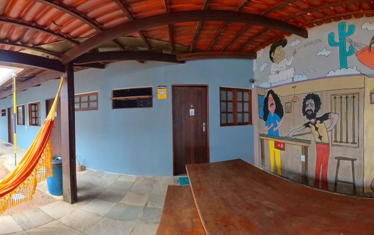 Varanda com rede colorida e mesa