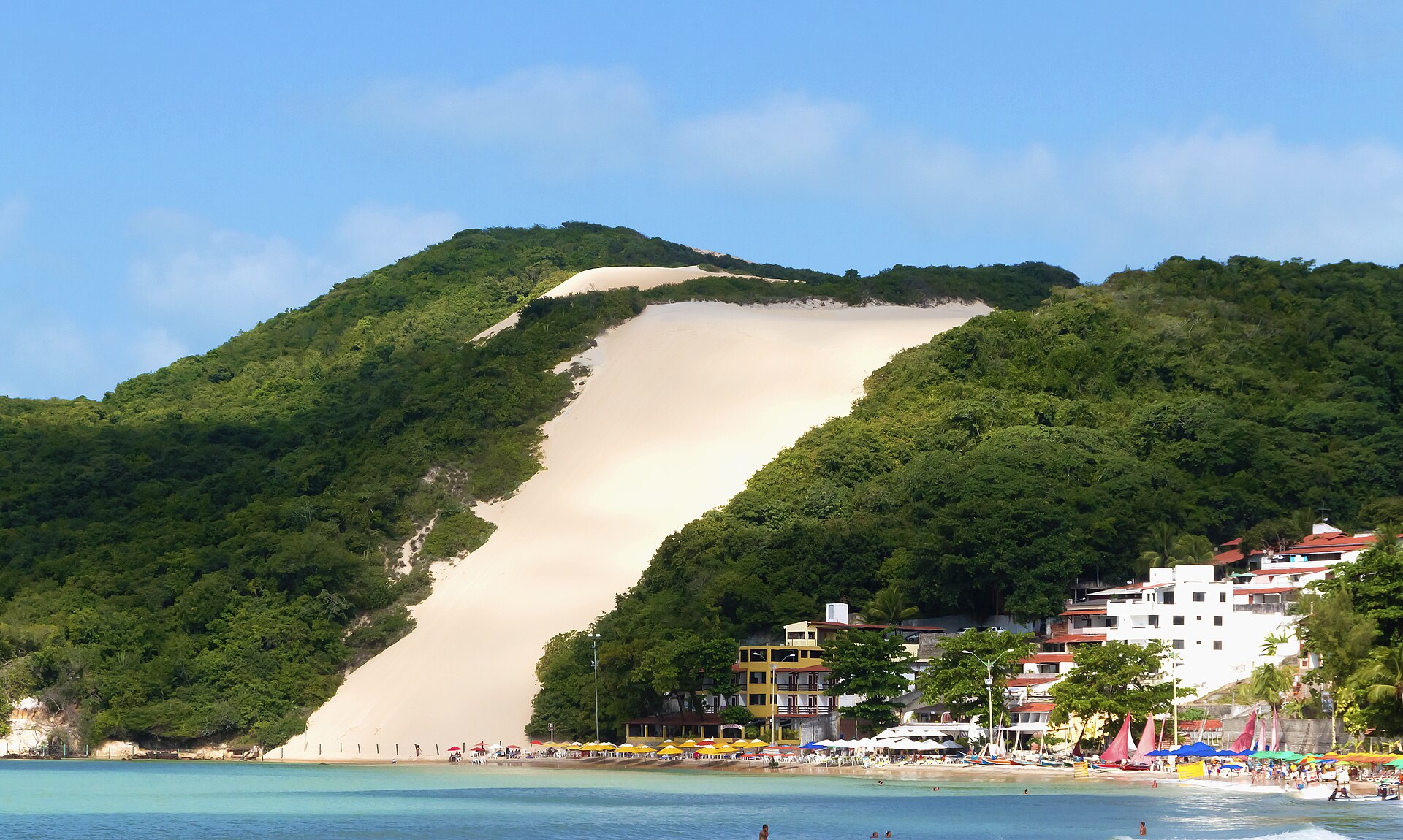 Morro do Careca, em Ponta Negra, com a duna e a mata verde