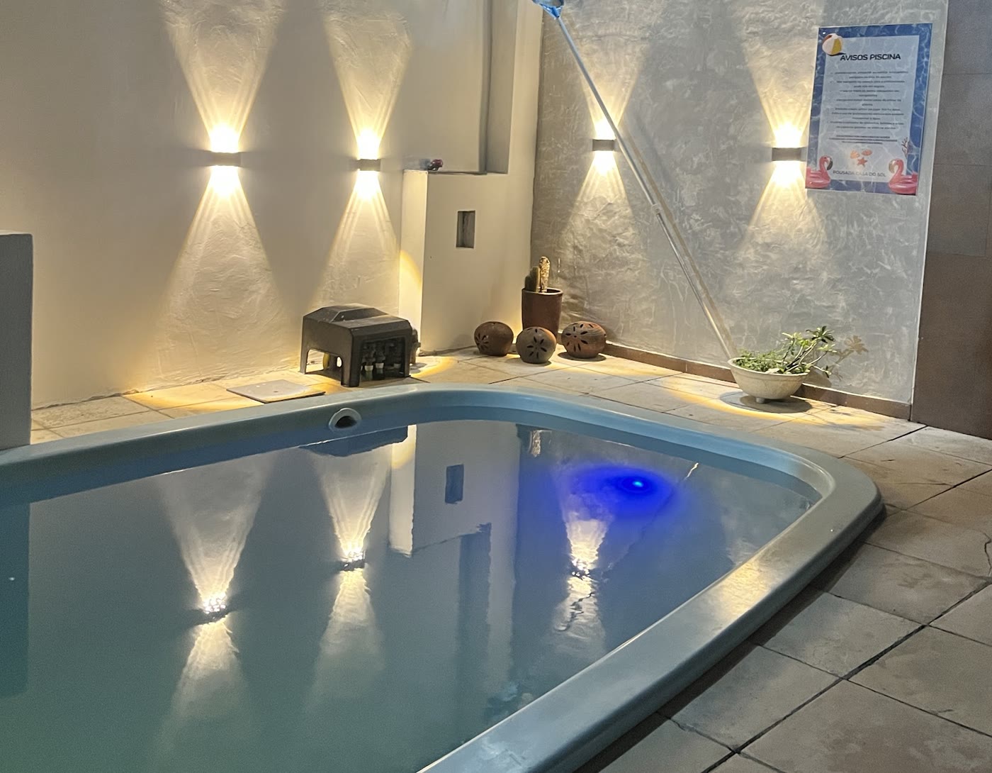 Piscina iluminada à noite